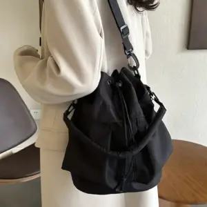 [디어백] 가벼운 포켓 나일론 버킷 숄더  크로스백 HT5015