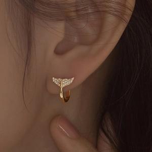 [더블유비엘]14k post 벨루가 모이사나이트 고래꼬리 원터치 링귀걸이   (윙블링)