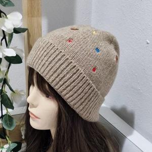 [애슬릿] 곰돌이 자수 니트 비니 여성 겨울 실내 모자
