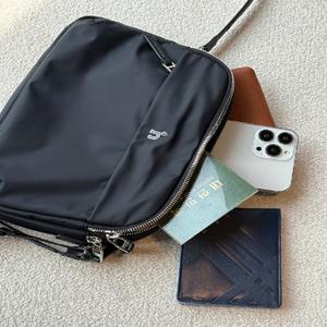 [AK플라자] [헤지스] [생활방수]나일론 로고 지퍼 크로스백[HJBA5F710BK]