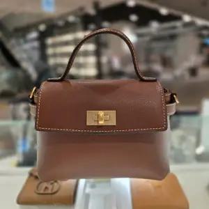 [헤지스](대구신세계)브라운 Lock 장식 가죽 미니백 HIWA5F781W2