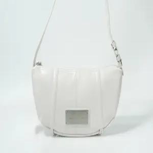 마뗑킴 하프 셔링 리본 라운드백 아이보리