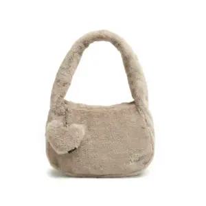 [롯데백화점]마크곤잘레스 우먼즈 클러브 플러피 핸드백 (Z254ACR060)