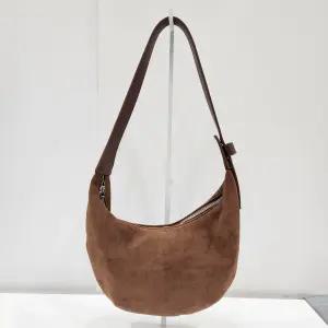 [베스띠벨리]스웨이드 레더 호보 숄더백  ( BJAGX20360  )