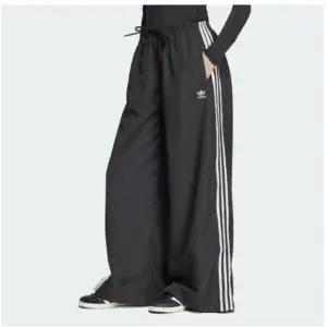 [그랜드스테이지] 아디다스 아딜레늄 시즌 3 오버사이즈 트랙 팬츠 JD3390