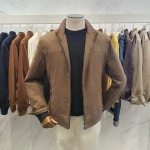 [에디션](김해점)25 FW 스탠드 카라 디자인의 스웨이드 점퍼 2종 NEF4JJ1622