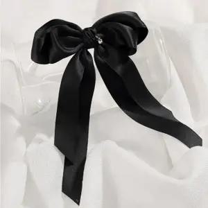 [콩심팥심]새틴 리본 헤어핀 블랙 깔끔 빅사이즈 반머리 모던