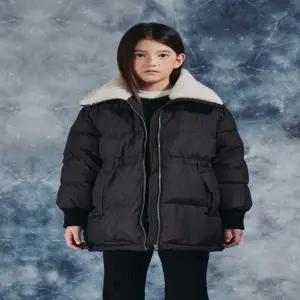 [대구백화점] [블루테일] 다크브라운 미드기장 다운 점퍼(AZH4JP04DB)