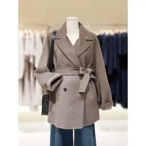 [롯데백화점]SOUP 벨티드 더블 하프코트  SBAHC301