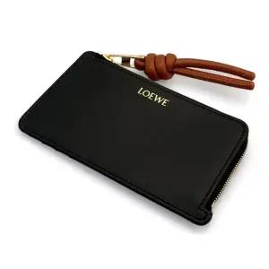 로에베 엠보스드 로고 가죽 지퍼 폰 지갑 CEM1Z40X02 7812
