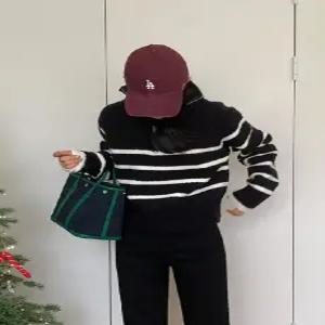 윈터바닐라 스트라이프 하이넥 집업 니트 (2color)