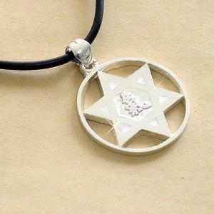 가56-1번 육각히란야 가죽줄목걸이 히란야에서 생성되는 에너지가 긍정적이고 적극적인 사고를 유도한다