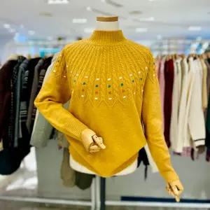 [대구백화점] [스테파니]반폴라 폼폼 꽈배기 니트(S24SW4442)