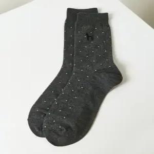 헤지스 남성 25SS 블랙 도트 장목 양말 HZSS5E102G2