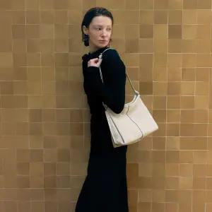 [롯데백화점]조이그라이슨 클라우드 숄더백 LW5SD2180_KM