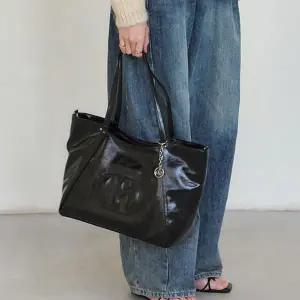 [헤지스](광주신세계)[H20크링클]시그니처 H패치 블랙 와이드 쇼퍼백 L (롱스트랩SET) (유광) HIBA5E528BK