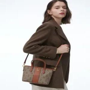 헤지스 액세서리 여성 24FW [스테디셀러] 브라운 이니셜로고 가죽 미니토트백 WIWA4F053W2