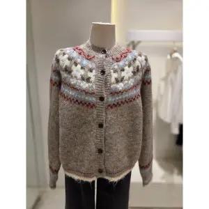 [SOUP](신세계 사우스시티) 노르딕 패턴 니트 가디건 (SBAGD36)