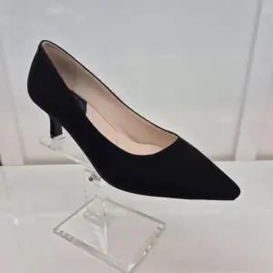 HC11 데일리 여성화 베이직 포인티드 토 펌프스  A1E4U4P39BK