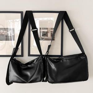 에센셜 가죽 크로스백 학생 대학생 메신저백 노트북 수납 남녀공용