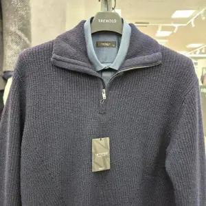 [트레몰로]TREMOLO HC14 하프집업 변형 니트 (주)세정인디안 트레몰로 24년 F/W 하프 집업  (S27349288)