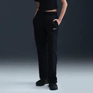 나이키. 스포츠웨어 피닉스 플리스 여성 미드라이즈 오픈 헴 팬츠 HQ7724-010