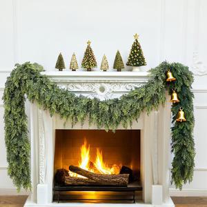뜨거운 수제 크리스마스 화환, 인공 삼나무 바늘 TV 캐비닛 겨울 휴일 장식을위한 화환 녹색 계절