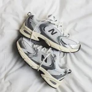 530 남성 여성 공용 런닝 운동화 화이트실버