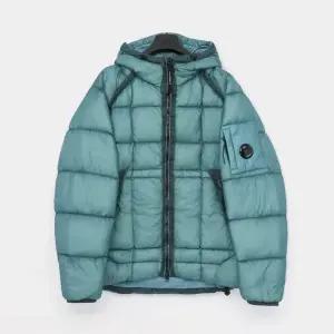 CP컴퍼니 25FW 렌즈와펜 DD쉘 미디움 후드 패딩 남성 자켓 19CMOW702A 110416A 815