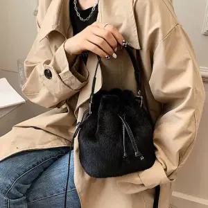 [디어백] 인조퍼 밍크 버킷백 CH22907T