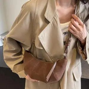 [라일리] Rly 브라운 스웨이드 크로아상 호보백 데일리백  42534236)