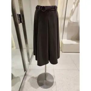 [SOUP](신세계 사우스시티) 벨트 세트 턱 플레어 스커트 (SBBSR31)