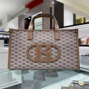 [헤지스 핸드백] [HIBA2F118] 카키 헤리아토 패턴 H20 로고 스티치 포인트 크로스 겸용 토트백 (미디움)