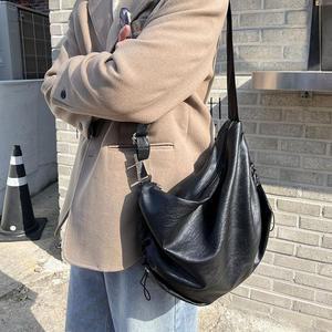 남자 가죽크로스백 대학생 옆으로매는가방 레더 메신저백 2컬러