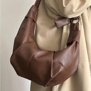 [디어백] 레트로 셔링 빅 크루아상 크로스백 CH0722Y