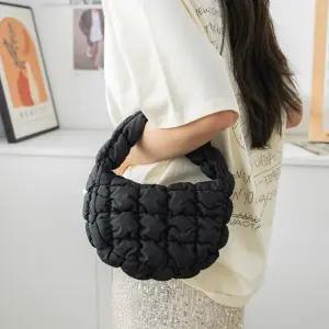 여성 미니 퀼팅 구름백 휘뚜루마뚜루 데일리 패딩백 엠보 누빔가방
