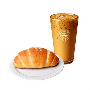 커피빈 아이스 바닐라라떼 (S) + 말돈소금빵