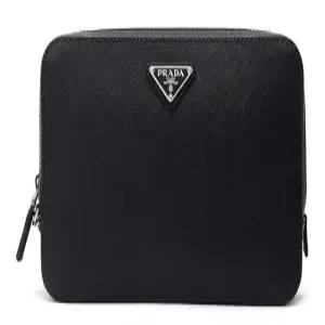 남성 삼각로고 사피아노 파우치 스트랩 클러치백 블랙) 2VF017 9Z2 F0002