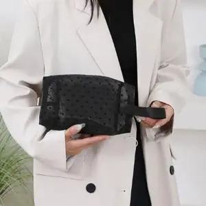 손잡이가 있어 단독적으로 휴대하기 편리한 매쉬 파우치형 가방 세면도구 소형의류 보관에 유용