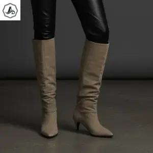 [애슬릿] 스웨이드 롱 부츠 여성 스틸레토 버클 미들 힐