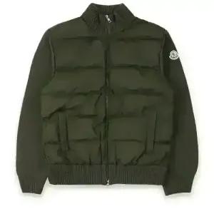 디몬트 몽클레어 남성 와펜 하이넥 울 패딩 집업 자켓(올리브그린) 9B00040 M1131 824