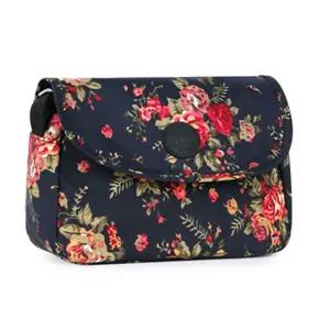 중년여성 화사한무늬 경량 덮개 크로스백 여행가방 에어로빅