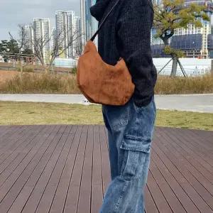 미니멀 스웨이드 크로와상 반달 크로스백 캐주얼 크로스 가방 토드 남녀공용