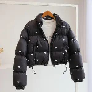 [잇수다] 달코뮤 하트 프린팅 세미크롭 하이넥 웰론 패딩 집업 점퍼