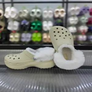 [크록스]여성 키높이 클래식 플랫폼 퍼즈 라인드 클로그 212854-2Y2/애플아울렛