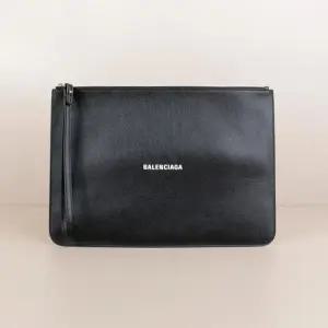 로고 그레인레더 스트랩 클러치 라지 블랙 655604 1IZIM 1090