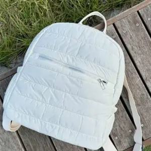 디자인 패딩 캐주얼 겨울 데일리 백팩 스타일