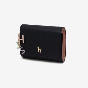 [헤지스](대구신세계)[LEENA]블랙 가죽 골드퍼피 로고 레터링장식 3단 반지갑 HIWA5E605BK