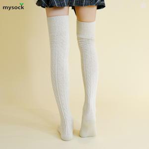 아이보리 꽈배기 롱 오버니삭스