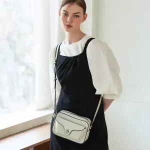 켈리 턴락장식 소가죽 크로스바디백 아이보리 AL11-2412-IV